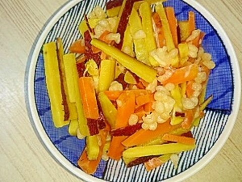 さつまいもと人参の天かすめんつゆマヨ和え